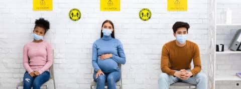 Ces tech qui accélèrent la vaccination contre le Covid-19 Des personnes attendent leur tour pour se faire vacciner