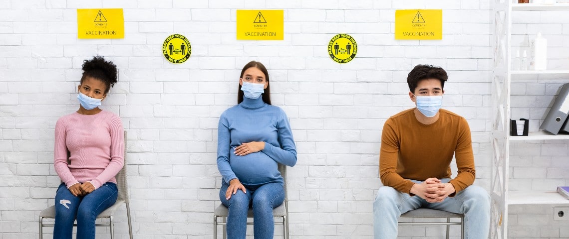 Ces tech qui accélèrent la vaccination contre le Covid-19 Des personnes attendent leur tour pour se faire vacciner
