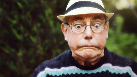 Un homme qui fait la grimace