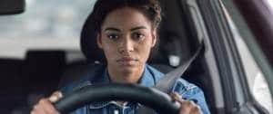Une femme derrière un volant