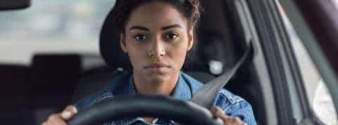 Étude : Zoom nuit à notre concentration sur la route Une femme derrière un volant