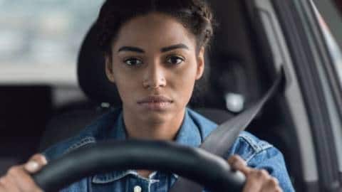 Une femme derrière un volant