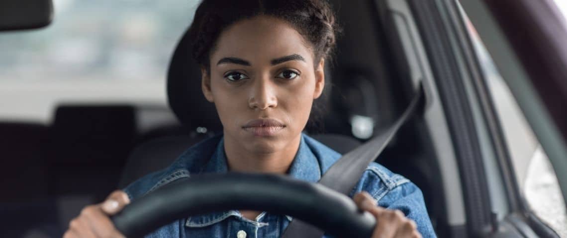 Étude : Zoom nuit à notre concentration sur la route Une femme derrière un volant