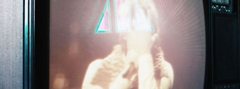 Ecran Tv avec personnage qui cache son visage