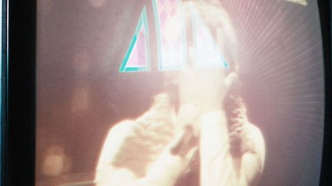 Ecran Tv avec personnage qui cache son visage