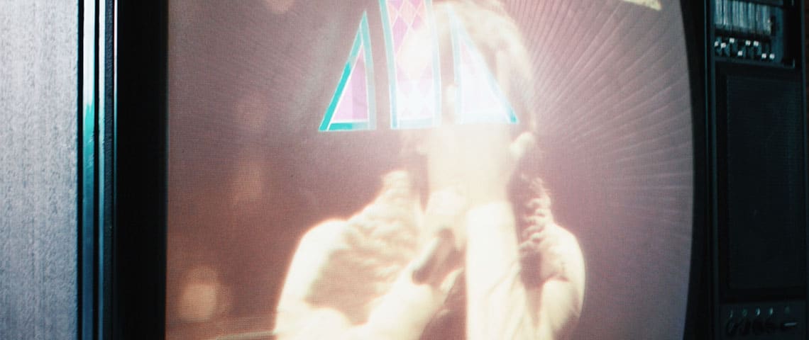 - L'ADN Ecran Tv avec personnage qui cache son visage