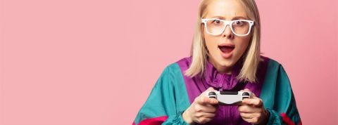 Si le jeux est gratuit, c'est vous le produit Jeune fille blonde à lunettes et joystick dans les mains