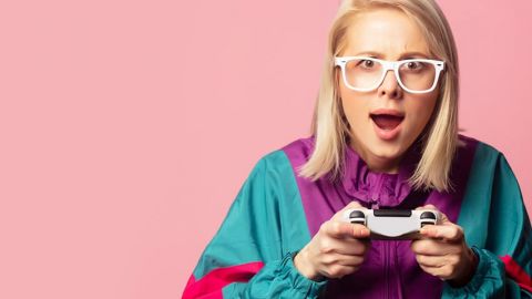 Jeune fille blonde à lunettes et joystick dans les mains