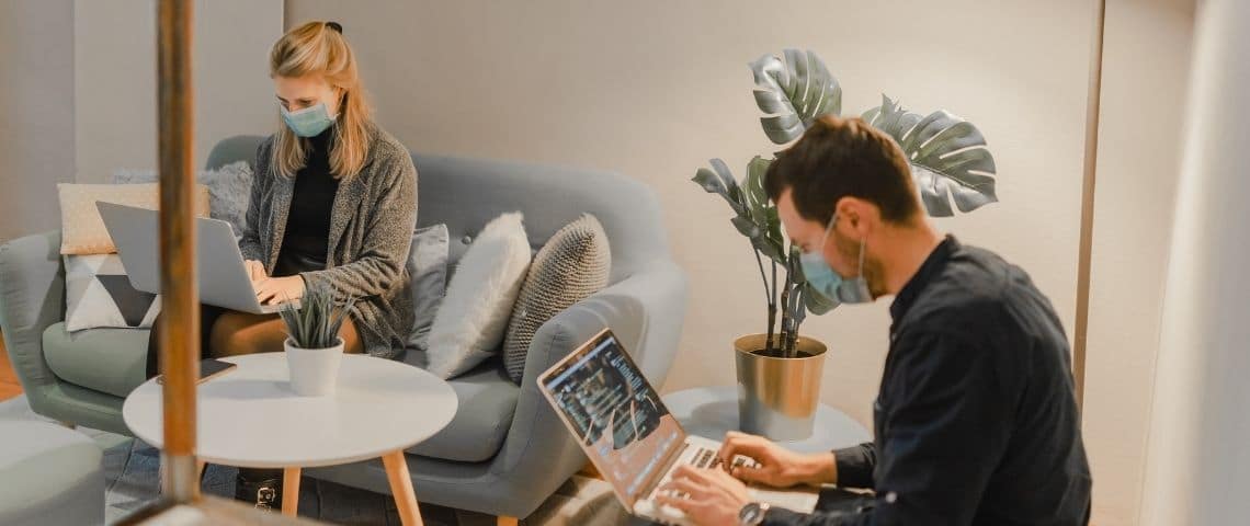 Intégrer un « product information management » : lequel et quel impact sur mon organisation ? Deux personnes qui travaillent dans le même bureau