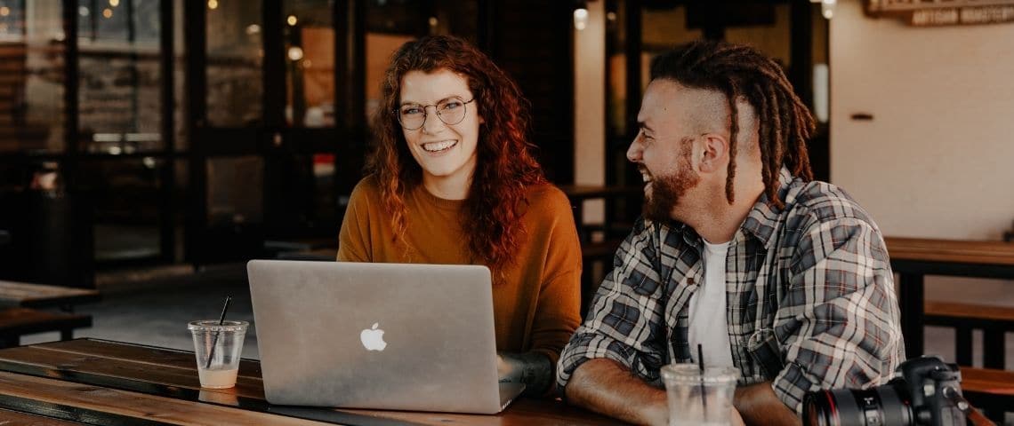Les chineurs aka « neurchis », nouvelle cure de jouvence sur Facebook ? Des jeunes devant un ordi