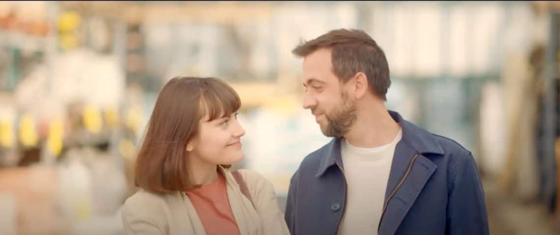 bricomarche-campagne-tv-accompagnement-client-bricolage Une femme et un homme qui se regardent, ils ont l'air heureux