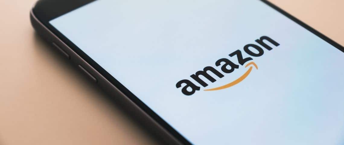 Seo-réferencement-amazon-conversion-marketplace Smartphone avec le logo Amazon
