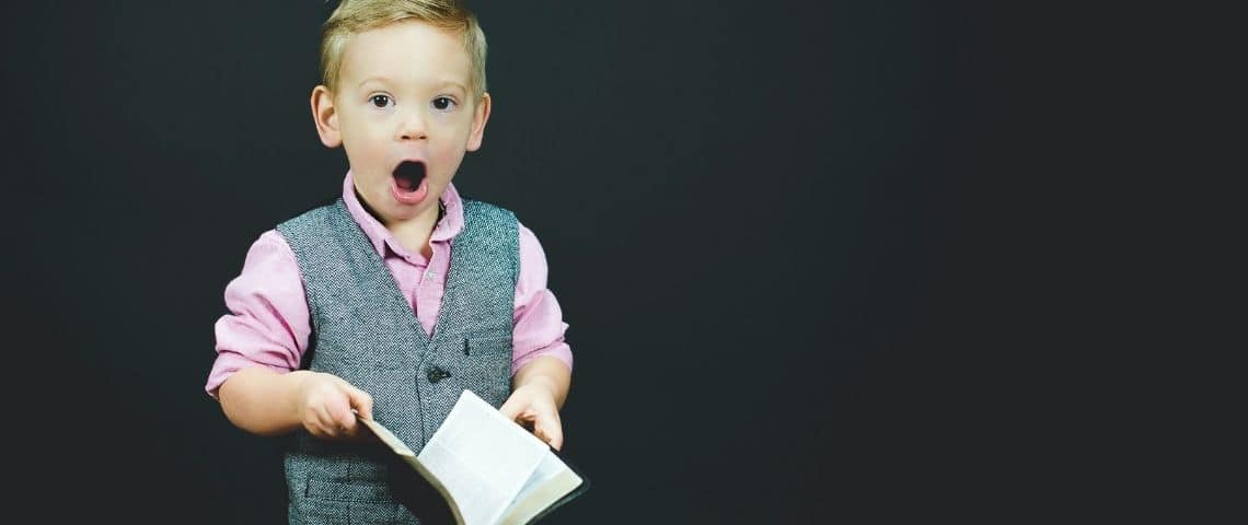Felix-DeLire-litterature-education-apprentissage-web-serie Un enfant déguisé en adulte, importe un costume et tient un livre dans sa main