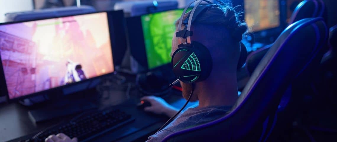 Crédit-Agricole-e-sport-Globe-trotter-place-Map-des-gamers-en-ile-de-france Un homme qui joue aux jeux vidéo