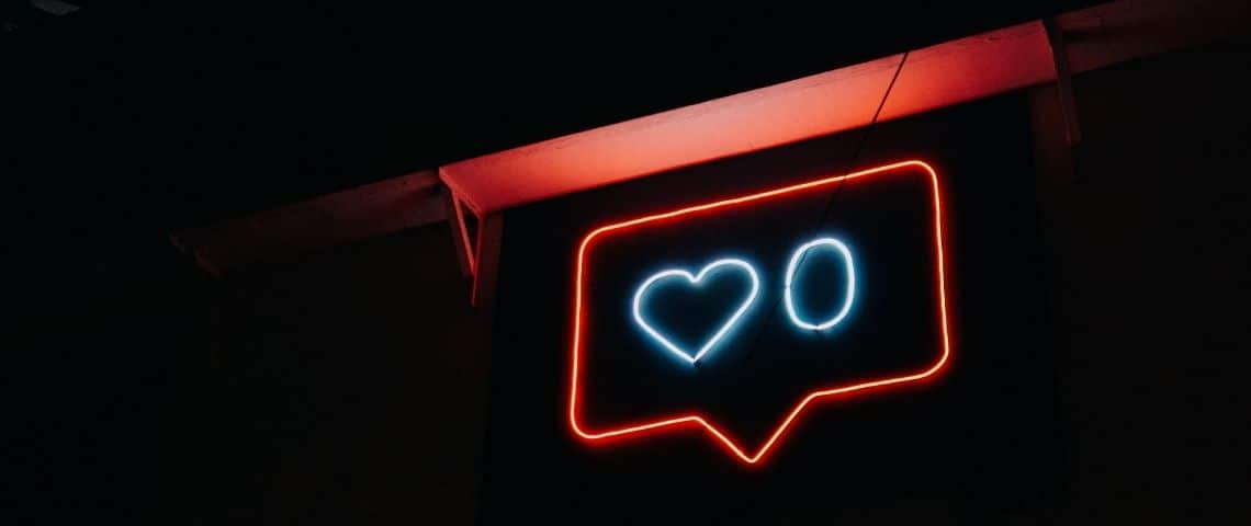 TSC-presente-reseaux-sociaux-stratégie-sociale-media Une - notification like - en lumière néon
