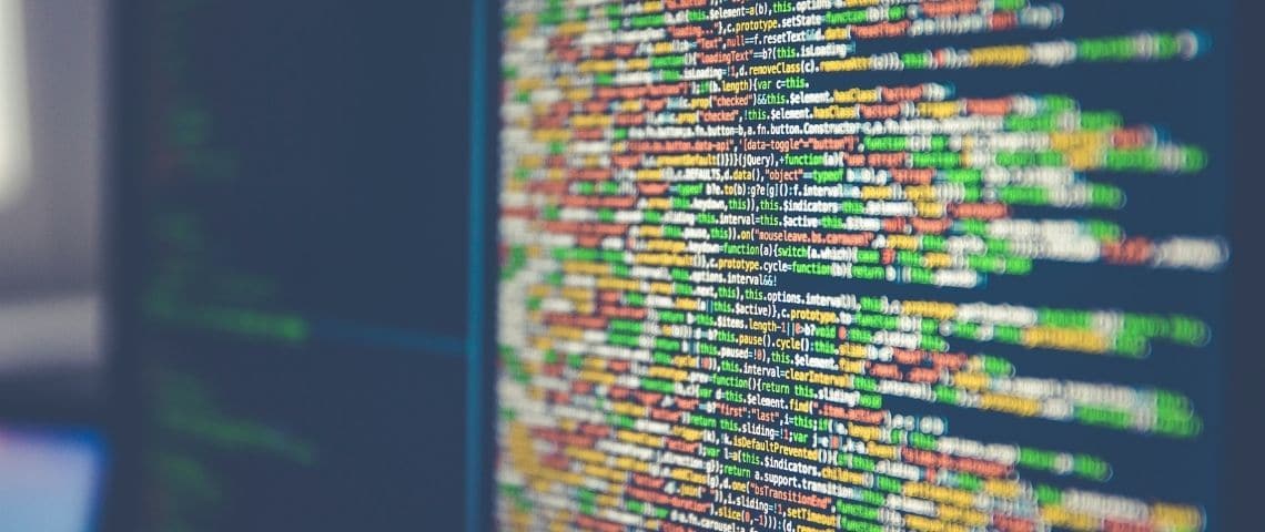 Drupal-site-web-informatique-internet-stratégie-gestion-des-contenus Codes informatique sur un écran d'ordinateur