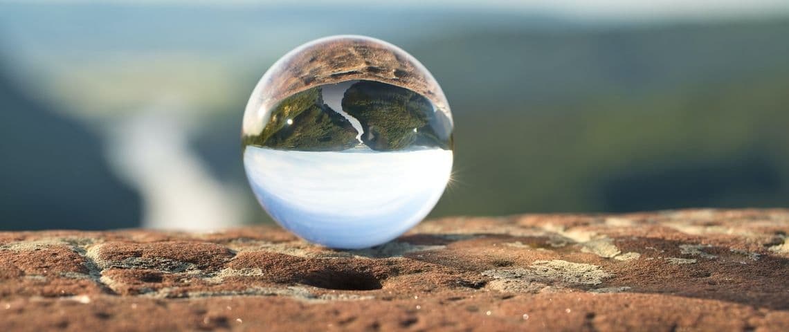 change-now-evenement-start-up-entreprises-impact-positif-planete-ocean-environnement-responsable-ecologie un paysage qui se reflète dans une boule en verre