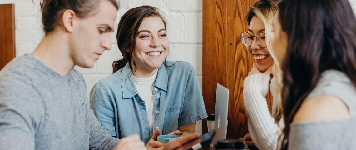 Comment trouver le bonheur et l’enthousiasme en communication ? Des gens qui rient