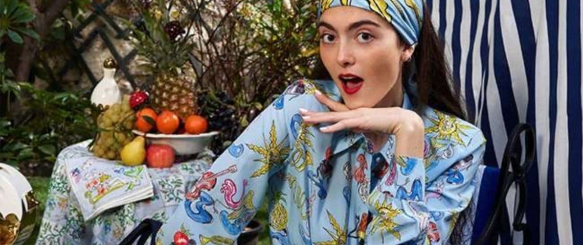 Monoprix-veepee-mode-ethique-durable-economie-circulaire-collecte-plateforme-internet-bon-dachat Une femme qui pose. Elle est habillée avec des vêtements a motifs