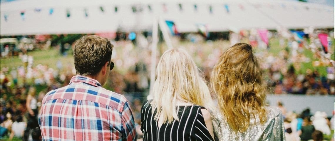 Et si nous visions (enfin) le temps long dans la communication événementielle ? Des gens à un événement