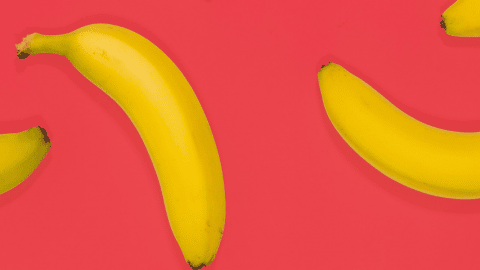 Des bananes sur fond rose