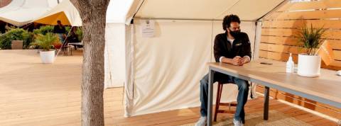 À quoi va ressembler le futur Googleplex ? Un homme sous un tipi dans le nouveau complexe Google