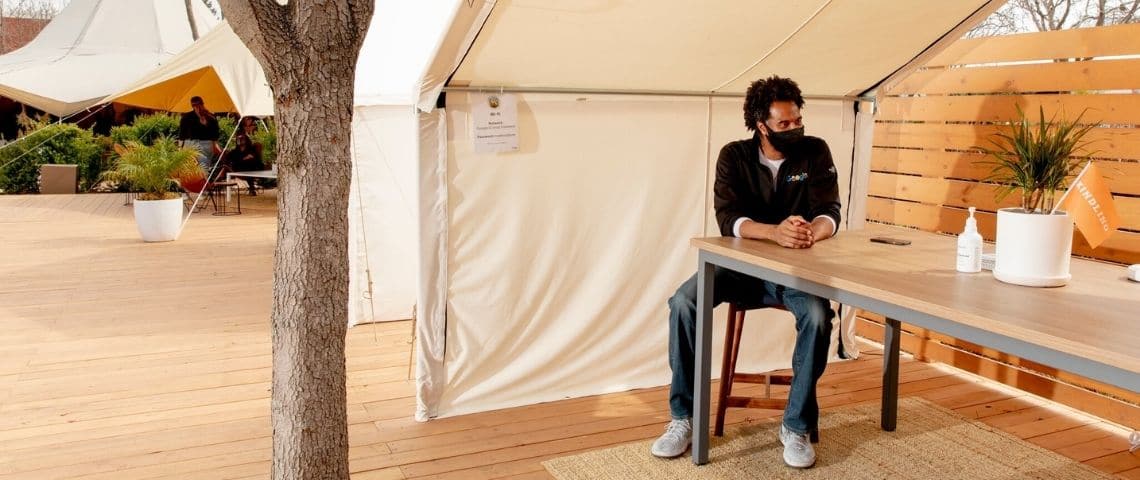 À quoi va ressembler le futur Googleplex ? Un homme sous un tipi dans le nouveau complexe Google