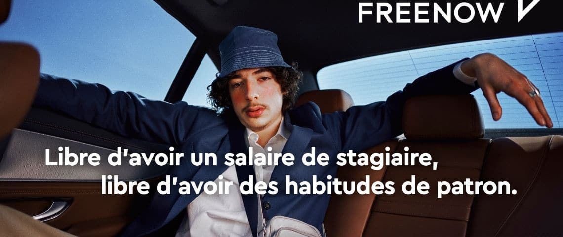 La plateforme de mobilité multimodale (VTC et trottinettes) lance une campagne de communication, accompagnée par Rosapark, et tente de séduie une cible urbaine Jeune homme dans un VTC, avec le message suivant : Libre d'avoir un salaire de stagiaire, libre d'avoir des habitudes de patron