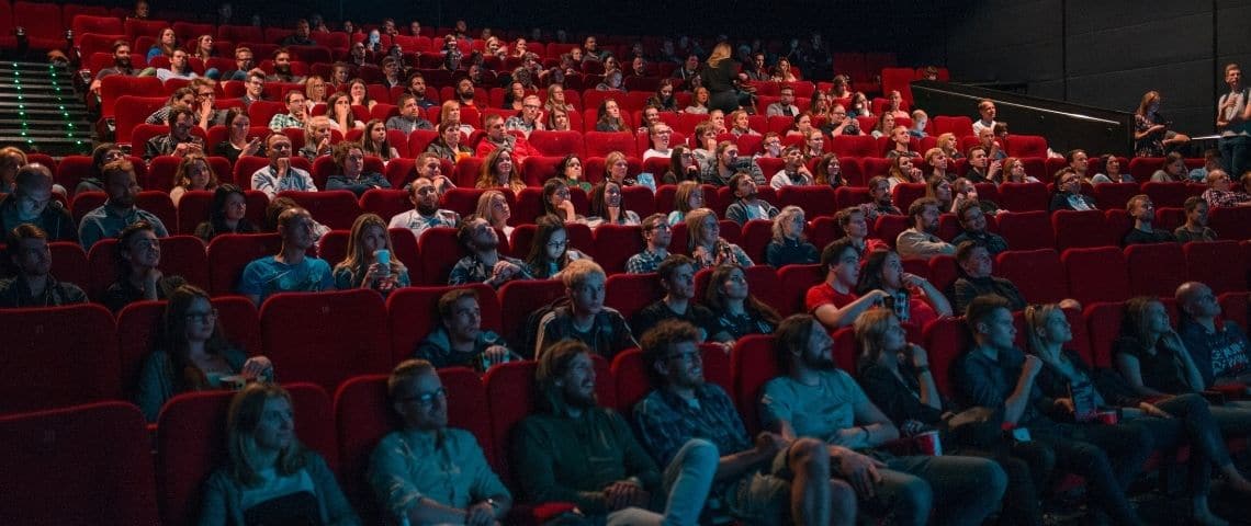 A l’occasion de la réouverture des salles obscures, Les Cinémas Pathé Gaumont font une Ode au grand écran avec Fred & Farid Paris Salle de cinéma pleine de gens