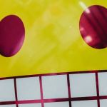 Un ballon de l'emoji qui grimace les dents serrés