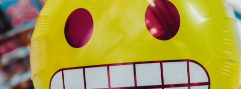 Choisir les nouveaux emojis est un casse-tête Un ballon de l'emoji qui grimace les dents serrés