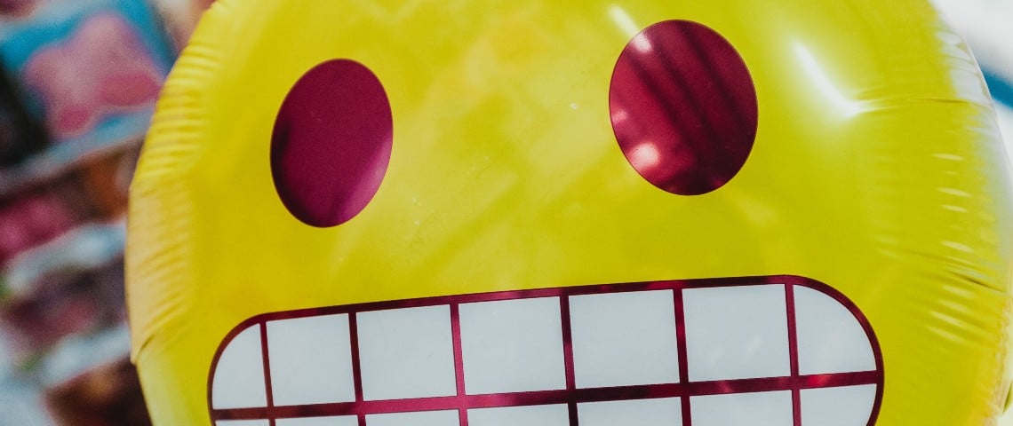 Choisir les nouveaux emojis est un casse-tête Un ballon de l'emoji qui grimace les dents serrés