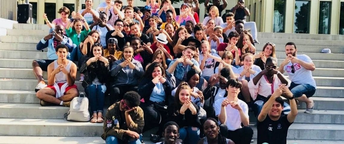 Initié par Stéphane de Freitas, eloquentia est un projet culturel et sociétal d’intérêt général, mais aussi le plus grand concours francophone de prise de parole en public Photo de groupe des participants au concours Eloquentia