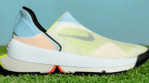 A peine sortie, le nouveau modèle de basket hands free de Nike est pris d'assaut par les conso'tradeurs La nouvelle paire de baskets hands free de Nike