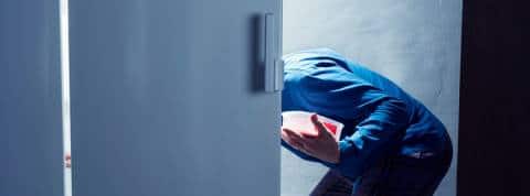 Votre frigo sert peut-être à une attaque informatique Un homme se sert dans un frigo la nuit