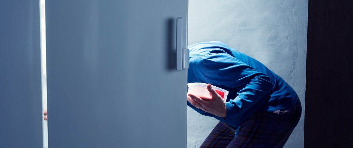 Votre frigo sert peut-être à une attaque informatique Un homme se sert dans un frigo la nuit