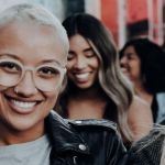 Groupe de jeunes femmes cool