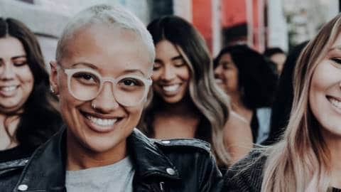 Groupe de jeunes femmes cool