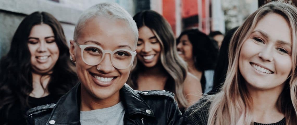 Non la cryptomonnaie n'est plus qu'un boys' club Groupe de jeunes femmes cool