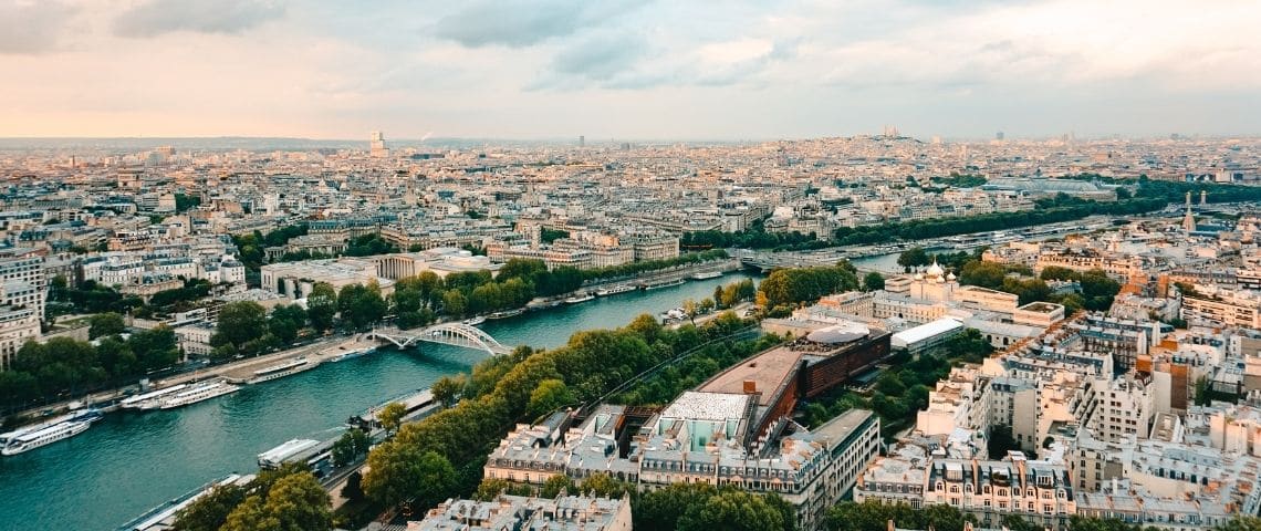 Trois ans après le succès de la première édition, les Magasins généraux et Enlarge your Paris enrichissent leur vision du Grand Paris en publiant le Guide des Grands Parisiens 2021-2023 Vue aérienne de Paris
