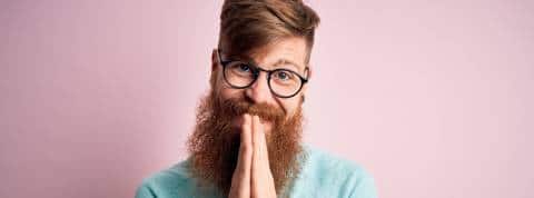 Facebook, Vinted... ces applis qui menacent de devenir payantes pour inciter au pistage publicitaire Un homme suppliant