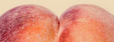 Qu'est-ce qui explique le boom des implants fessiers ? Une pêche en gros plan