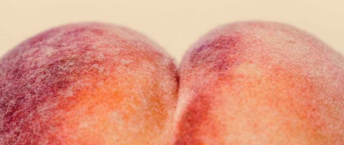 Qu'est-ce qui explique le boom des implants fessiers ? Une pêche en gros plan