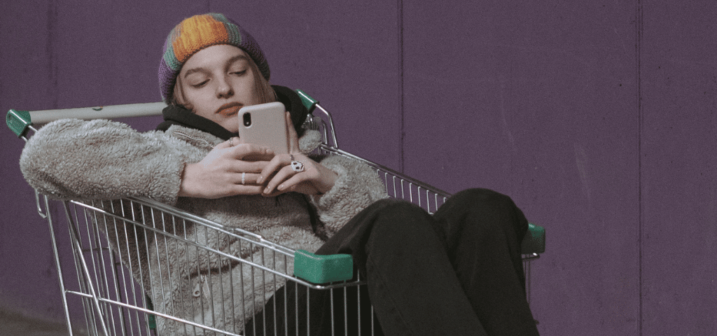 TikTok, le Linkedin de la Gen Z Une jeune femme assise dans un chariot tient son téléphone portable