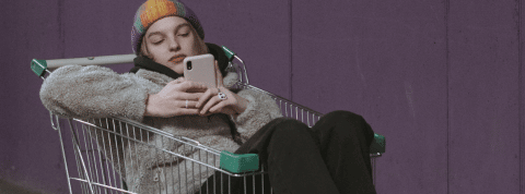 TikTok, le Linkedin de la Gen Z Une jeune femme assise dans un chariot tient son téléphone portable