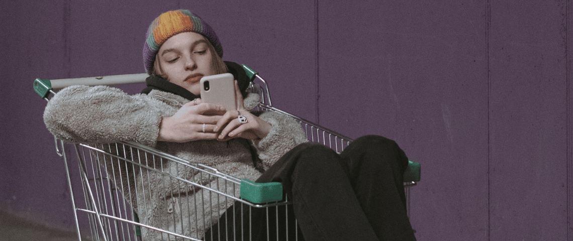 TikTok, le Linkedin de la Gen Z Une jeune femme assise dans un chariot tient son téléphone portable