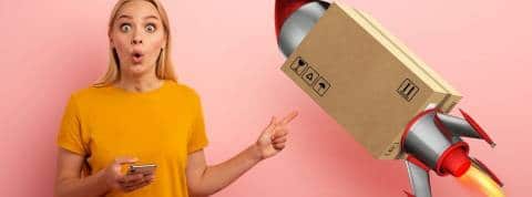 Comment certaines applications concurrencent Deliveroo ? Une femme en train de recevoir un colis avec une fusée