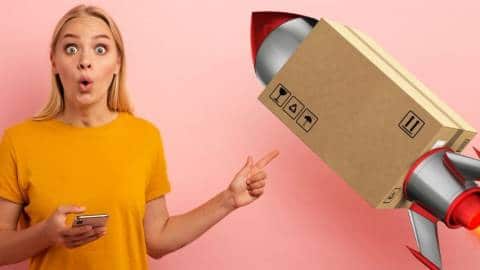 Une femme en train de recevoir un colis avec une fusée