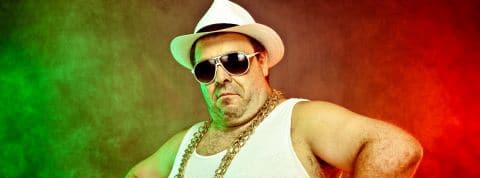 Darkside, Darkode... quels sont les business en vue sur le dark web ? Un monsieur en marcel porte une grosse chaîne et un chapeau