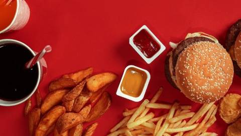 Des burgers, frites et sauces McDonald's